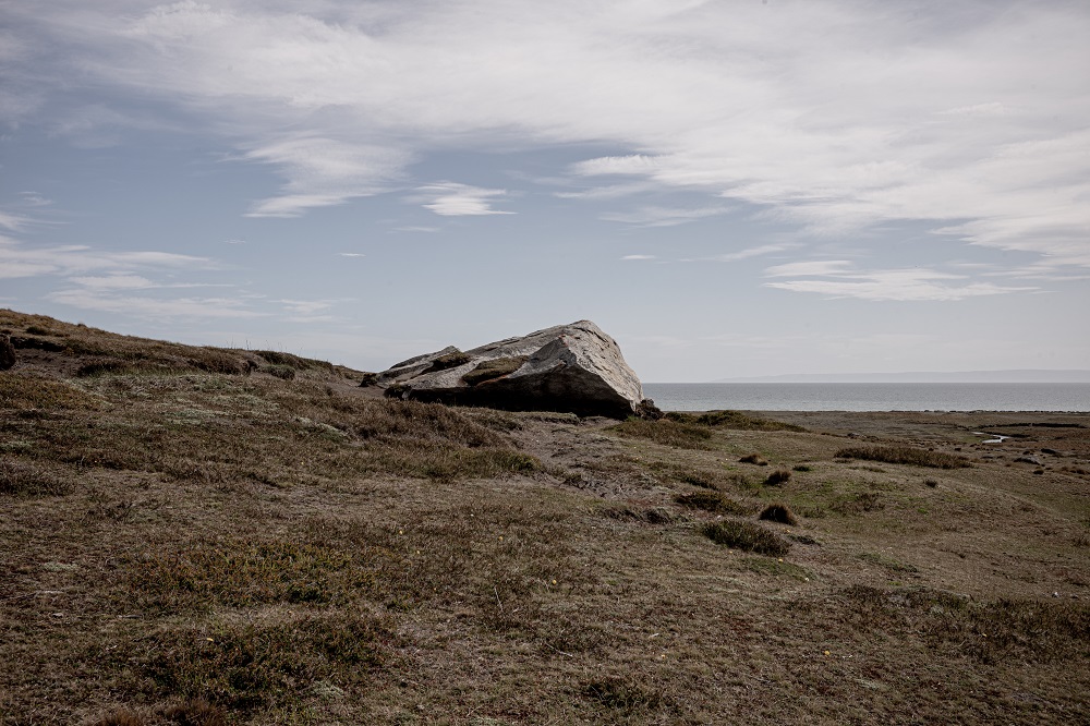 Ubicada en Bahía Inútil, uno de los sitios arqueológicos más importantes es la Pedra de Marazzi, reconocida como uno de los asentamientos más antiguos de la isla, alcanzando los 9.500 años. Aquí se encontraron instrumentos líticos y otras evidencias de la presencia de grupos de caza de aves y guanacos. Tierra del Fuego, Chile, 2021. Foto: Marcio Pimenta